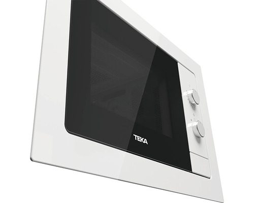 Cuptor cu microunde încorporabil alb cu butoane rotative și logo Teka