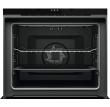 Vedere interioară a unui cuptor gol cu nivele de inserție și ventilator