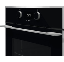 Prim-plan cu un cuptor cu afișaj digital și butoane rotative