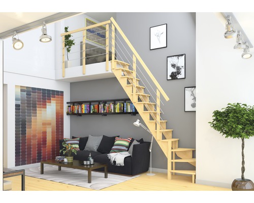 Living luminos cu scară din lemn, canapea, bibliotecă și decorațiuni