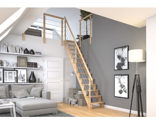 Living cu scară din lemn spre mansardă, bibliotecă și canapea gri
