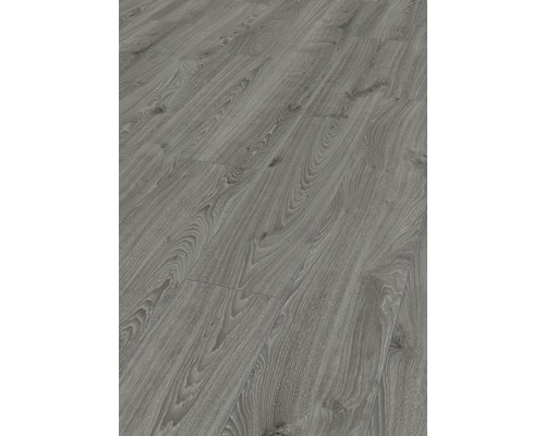 Prim-plan cu podea laminată cu aspect de lemn