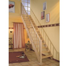Scară din lemn cu balustradă în spațiul de locuit