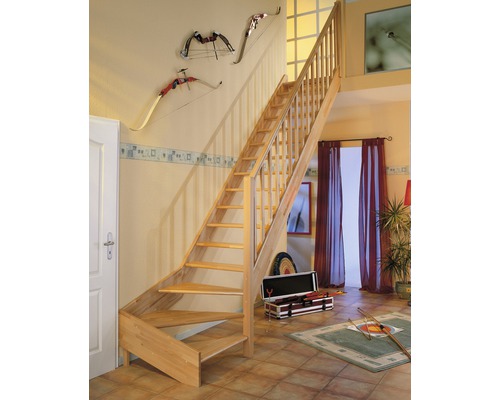 Scară din lemn cu balustradă într-o cameră de zi cu echipament de tir cu arcul