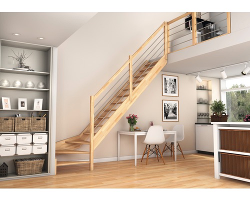 Apartament luminos cu scară din lemn și balustradă din oțel inoxidabil