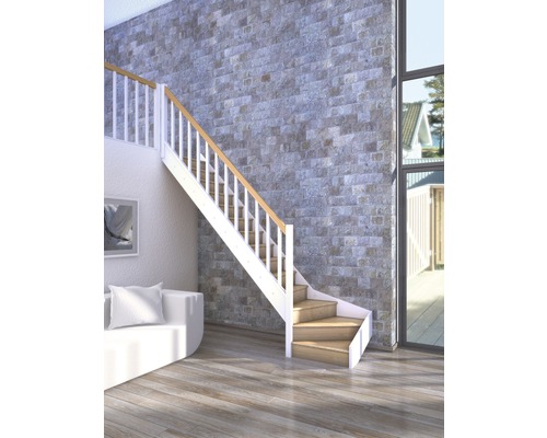 Scară cu balustradă albă și trepte din lemn într-un spațiu de locuit modern.