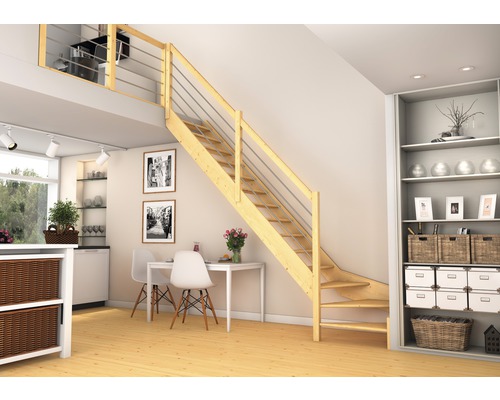 Cameră de zi cu scară din lemn, masă de dining și rafturi pentru o atmosferă luminoasă și organizată.