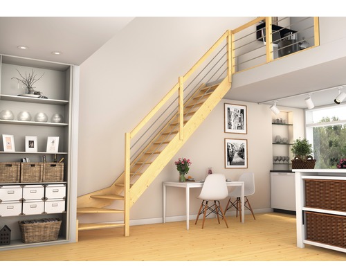 Cameră de zi cu scară din lemn spre etaj, rafturi și masă de sufragerie.