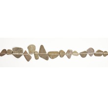 Șir de pietre cu linii albe