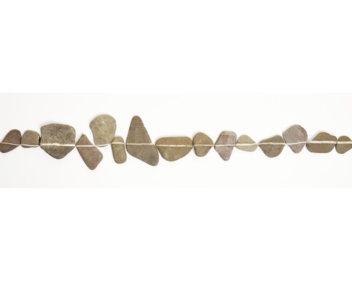 Șir de pietre cu linii albe