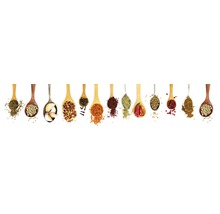 Diverse condimente în linguri de lemn și metal.