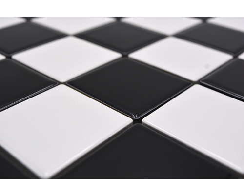 Prim-plan cu plăci de podea pătrate alternând negru și alb