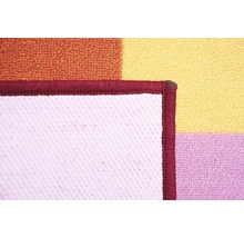 Imagine detaliată a unui covor de baie colorat, cu model geometric