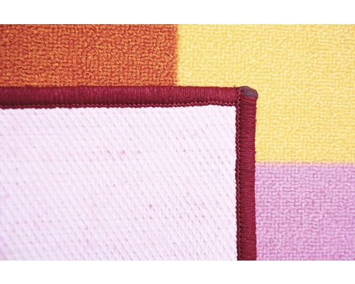 Imagine detaliată a unui covor de baie colorat, cu model geometric