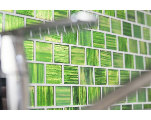 Faianță cu plăci de mozaic verzi în baie