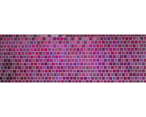 Perete de faianță cu plăci mici de mozaic pătrate