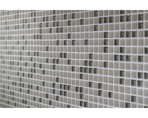 Prim-plan cu un perete cu plăci mici de mozaic pătrate.