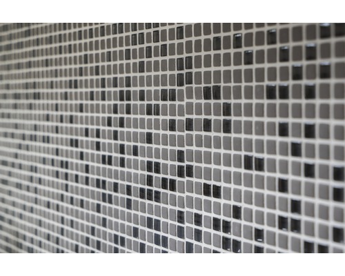 Prim-plan al unui perete cu plăci mici de mozaic pătrate.