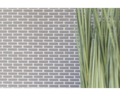 Placă de mozaic cu aspect de cărămidă și plantă artificială