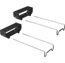 Două suporturi negre și două tije metalice argintii