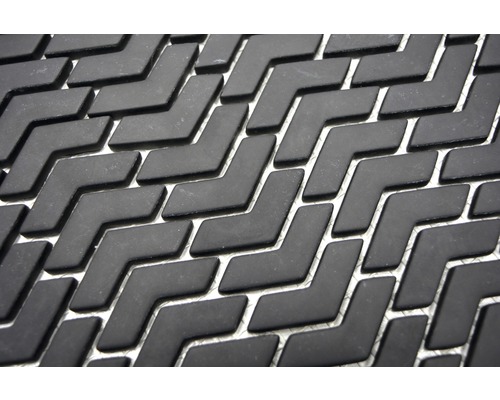 Prim-plan al unei preșuri de podea cu model de săgeată.