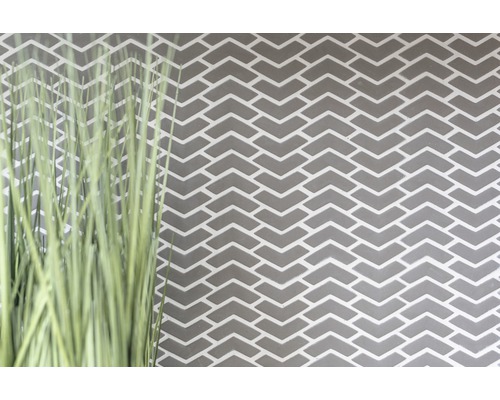 Perete cu model de cărămidă și iarbă ornamentală