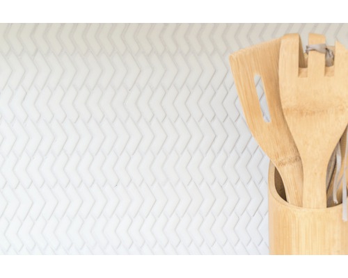 Unelte de bucătărie din bambus într-un recipient pe fundal alb