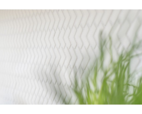 Zid de cărămidă albă cu model herringbone