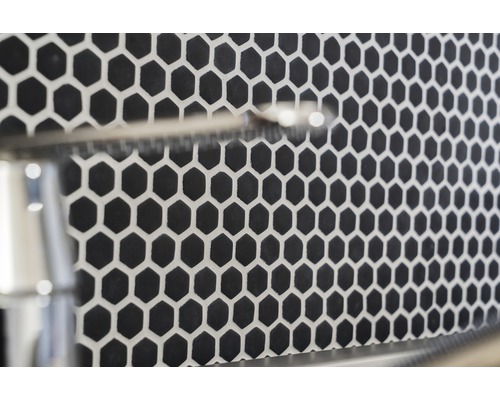 Prim-plan cu plăci hexagonale negre cu rosturi deschise la culoare