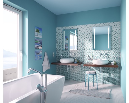 Baie luminoasă cu cadă, două chiuvete, oglinzi iluminate și pereți cu gresie mozaic