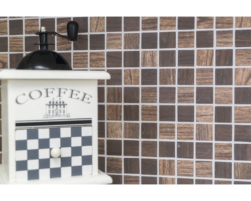 Râșniță decorativă de cafea pe fundal de mozaic