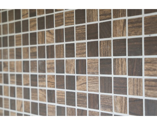 Plăci de mozaic pătrate cu aspect de lemn ca plăci de perete