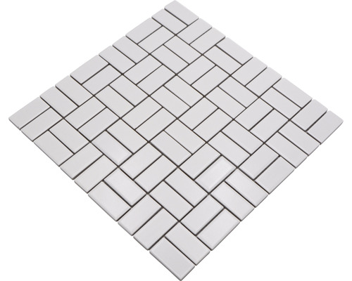 Covor mozaic cu pietre dreptunghiulare în model herringbone
