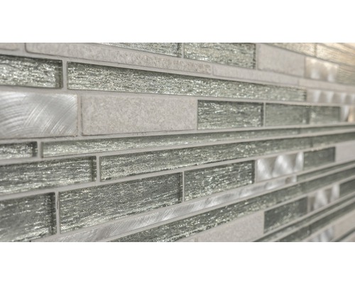 Prim-plan cu o faianță cu elemente din sticlă și metal