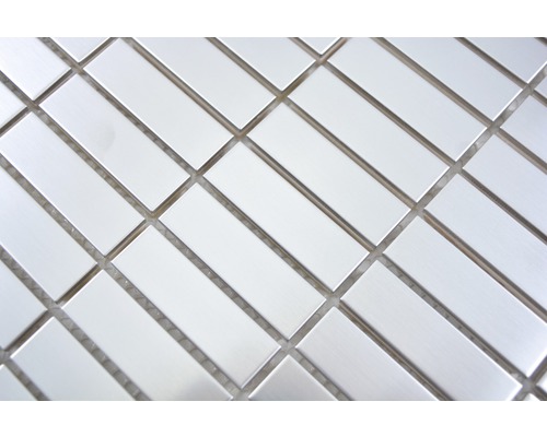 Prim-plan cu plăci de mozaic în formă alungită