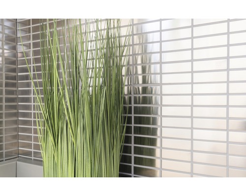 Decor de perete cu plăci dreptunghiulare, lucioase și iarbă ornamentală