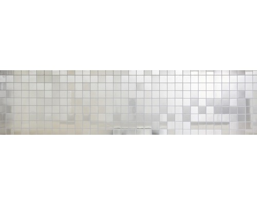 Perete de faianță cu plăci pătrate de format mic.