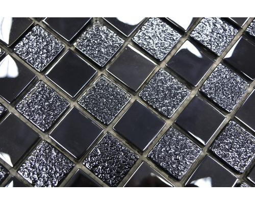 Prim-plan cu plăci de mozaic negre, cu suprafață lucioasă și texturată