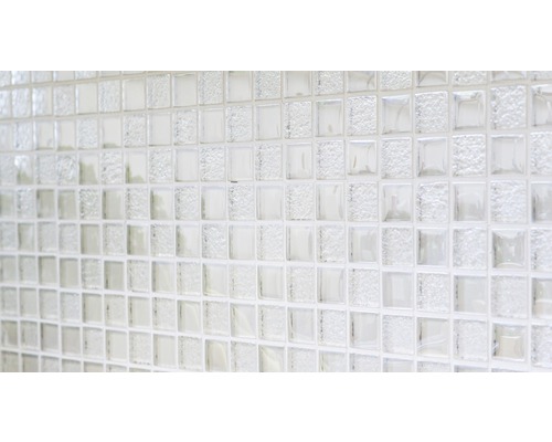 Prim-plan cu plăci de mozaic pătrate din sticlă