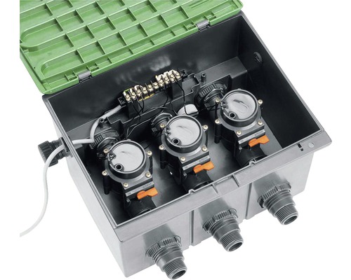 Sistem de control al irigațiilor pentru grădină cu trei supape într-o carcasă.