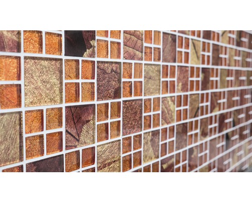 Prim-plan cu o faianță mozaic cu motiv de frunze