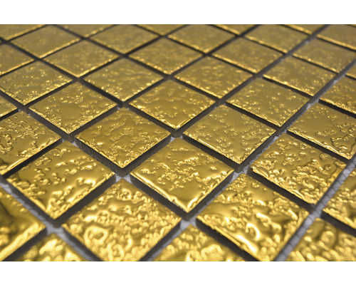 Prim-plan cu plăci de mozaic cu suprafață neuniformă