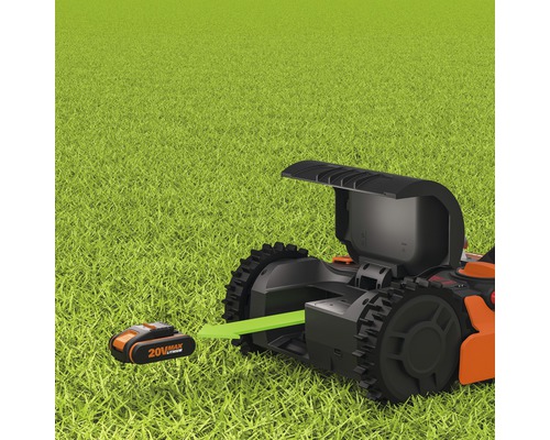 Tractor de gazon cu acumulator pe gazon