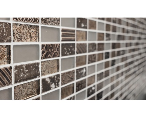 Prim-plan cu un mozaic din sticlă și piatră