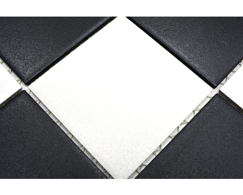 Prim-plan cu plăci alb-negru în model de tablă de șah