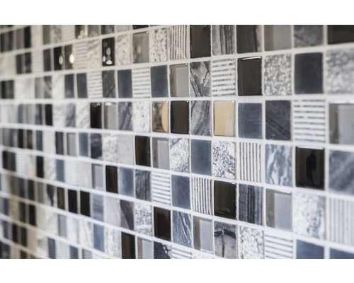 Prim-plan cu plăci de mozaic cu diverse modele