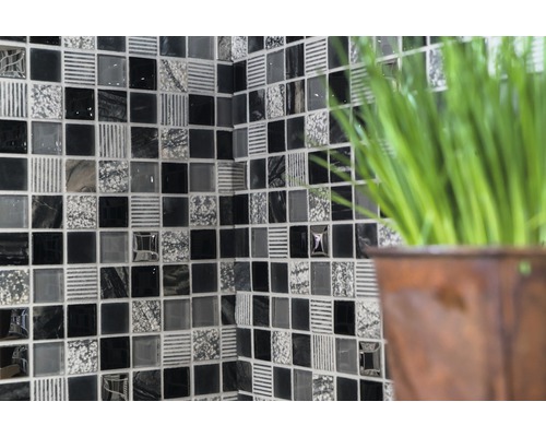 Faianță de perete cu model mozaic în negru, gri și alb.