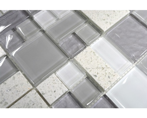 Prim-plan cu o faianță mozaic din sticlă și piatră