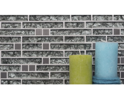 Faianță mozaic cu structură de sticlă și două lumânări