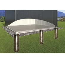Fixare la sol cu fundații cu șuruburi pentru o căsuță de grădină pe un gazon